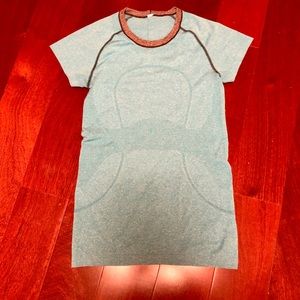 Lululemon Swifty Tee in blue/grey size 6